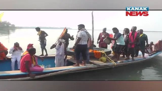 ଚିଲିକାର ଡଙ୍ଗାରେ ମହାପ୍ରଭୁଙ୍କ ରଥ ଚକାର ଶୋଭାଯାତ୍ରା : ଜୟ ଜଗନ୍ନାଥ ଧ୍ୱନିରେ ପ୍ରକମ୍ପିତ ହେଲା ପରିବେଶ