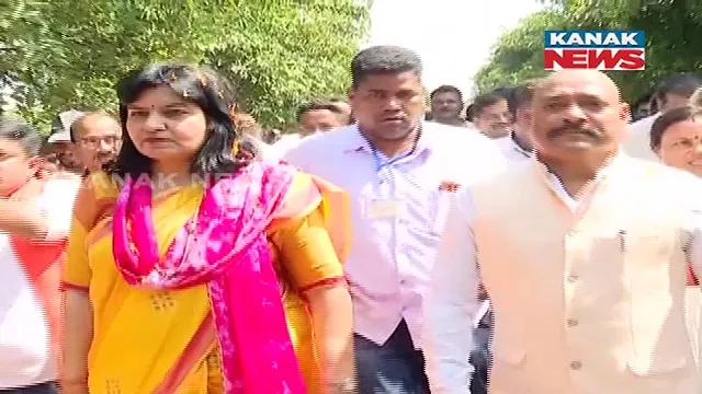 ଡେରାସରେ ଚାଷୀଙ୍କ ଜମି ଦୁର୍ନୀତି ପ୍ରସଙ୍ଗ : ସାଂସଦ ଅପରାଜିତାଙ୍କ ନେତୃତ୍ୱରେ ସ୍ଥାନୀୟ ଲୋକ ସାମିଲ