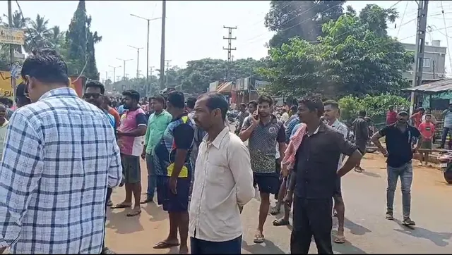 ସ୍କୁଟିକୁ ଧକ୍କା ଦେଲା ଟ୍ୟାଙ୍କର : ୫ବର୍ଷ ପୁଅର ମୃତ୍ୟୁ, ମା’ ଗୁରୁତର ଆହତ; ଗାଁ ଲୋକଙ୍କ ରାସ୍ତାରୋକ