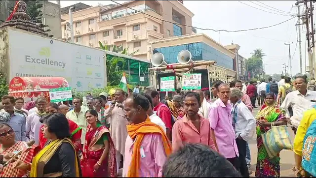 ରାଜଧାନୀରେ ମୋ ଦଳର ଜୋରଦାର ବିକ୍ଷୋଭ : ବେଦାନ୍ତ ବେଆଇନ୍ ଜମି ଅଧିଗ୍ରହଣ ମାମଲାରେ ପ୍ରତିବାଦ ଶୋଭାଯାତ୍ରା