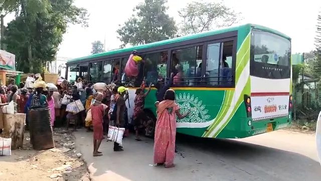 ଲକ୍ଷ୍ମୀ ବସ୍ ଚଢ଼ିବାକୁ ଡହଳବିହକଳ : ବଣ୍ଡା ଯାତ୍ରୀଙ୍କ ମଧ୍ୟରେ ପ୍ରତିଯୋଗିତା; ଝରକା ବାଟେ ବିପଦପୂର୍ଣ୍ଣ ଭାବେ ଚଢ଼ୁଛନ୍ତି ଯାତ୍ରୀ