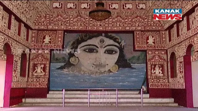 ଚମକୁଛି ଝାରପଡା ଓ ଷ୍ଟେସନ ବଜାର ପୂଜା ମଣ୍ଡପ : କାରିଗରଙ୍କ କଳାକୃତିରେ ଝଲସୁଛି ତୋରଣ