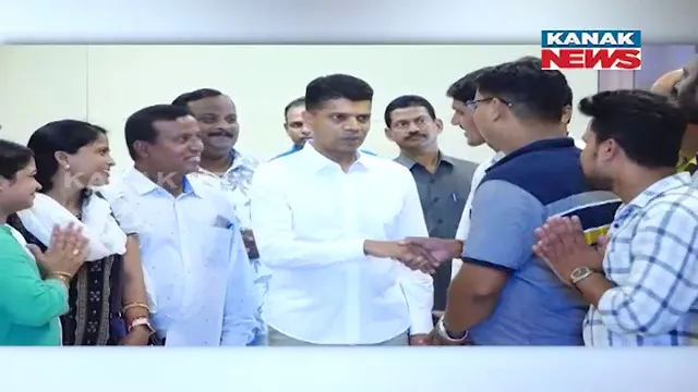 ପାଣ୍ଡିଆନଙ୍କ ପାଇଁ ନବୀନ ନିବାସରେ ଭିଡ଼: ଫାଇଭ-ଟି ଅଧ୍ୟକ୍ଷଙ୍କୁ ଭେଟି ଶୁଭେଚ୍ଛା ଜଣାଇଲେ ବିଭିନ୍ନ କର୍ମଚାରୀ ସଂଘର କର୍ମକର୍ତା