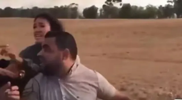 ଇସ୍ରାଏଲ- ପାଲେଷ୍ଟାଇନ ଯୁଦ୍ଧ ଭୂମିରୁ ବର୍ବରତାର ଦୃଶ୍ୟ : 'ମୋତେ ହତ୍ୟା କରନାହିଁ', ଯୁବତୀ ଜଣକ ଆତଙ୍କବାଦୀଙ୍କୁ ନେହୁରା ହେଉଥିବା ଭିଡିଓ ଭାଇରାଲ୍