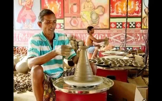 ଦୀପାବଳି ପାଇଁ ଚାଲିଛି ଦୀପ ପ୍ରସ୍ତୁତି । ସୌର ଓ ବିଦ୍ୟୁତ ଚାଳିତ ଚକରେ ମାଟି ନିର୍ମିତ ଦୀପ ତିଆରି କରୁଛନ୍ତି କାରିଗର