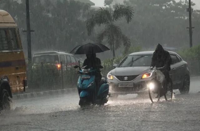 ଗଭୀର ଅବପାତର ରୂପ ନେଲା ଲଘୁଚାପ । ଶନିବାର ସକାଳେ ବାଂଲାଦେଶ ଉପକୂଳ ମୋଙ୍ଗଲା ଓ ଖେପୁପରା ମଧ୍ୟରେ କରିବ ଅତିକ୍ରମ, ପ୍ରଭାବରେ ଆଜି ୬ ଉପକୂଳବର୍ତ୍ତୀ ଜିଲ୍ଲାରେ ପ୍ରବଳ ବର୍ଷା ସମ୍ଭାବନା ।