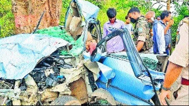 ବାହାଘର ଭୋଜି ଖାଇ ଫେରିବା ବେଳେ ଗଛରେ ଧକ୍କା ଖାଇଲା କାର୍‌: ୫ ମୃତ, ୫ ଆହତ ।