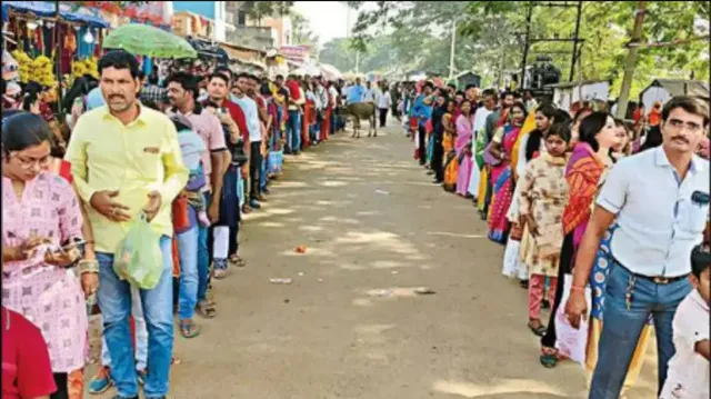 ଆଜି କାର୍ତ୍ତିକ ମାସର ଚତୁର୍ଥ ସୋମବାର । ଚଳଚଞ୍ଚଳ ବାବା ଧବଳେଶ୍ୱରଙ୍କ ପୀଠ । ଶାନ୍ତି ଓ ଶୃଙ୍ଖଳା ରକ୍ଷା ପାଇଁ ବ୍ୟାପକ ବ୍ୟବସ୍ଥା ।