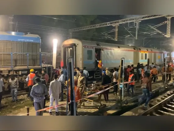 ଟ୍ରାକରୁ ଖସିଲା ଟ୍ରେନ୍ । ଅଳ୍ପକେ ବର୍ତିଲେ ଯାତ୍ରୀ