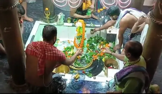 ବାବା ଧବଳେଶ୍ୱରଙ୍କ ପୀଠରେ ଭକ୍ତଙ୍କ ଗହଳି । କାର୍ତିକ ମାସ ସୋମବାରରେ ବାବାଙ୍କ ଦର୍ଶନ କଲେ ପୂର୍ଣ୍ଣ୍ୟ ମିଳିଥାଏ ବୋଲି ବିଶ୍ୱାସ ରହିଛି