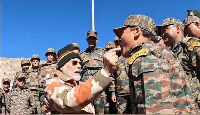 ଦୀପାବଳୀରେ ଯବାନଙ୍କ ସହ ଉତ୍ସବ ମନାଇଲେ ପ୍ରଧାନମନ୍ତ୍ରୀ ନରେନ୍ଦ୍ର ମୋଦୀ । କହିଲେ ଯେଉଁଠି ଯବାନ ରହୁନ୍ତି ସେଇଟା ମୋ ପାଇଁ ଅଯୋଧ୍ୟା