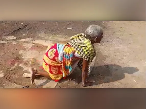 ଆଧାର ସଂଯୋଗ ନଥିବାରୁ ବ୍ୟାଙ୍କରୁ ଟଙ୍କା ଉଠାଇପାରିଲେନି ୮୬ ବର୍ଷୀୟ ଦିବ୍ୟାଙ୍ଗ ବୃଦ୍ଧା । ବ୍ୟାଙ୍କକୁ ଗୁରୁଣ୍ଡିଗୁରୁଣ୍ଡି ୩୦ କିମି ବାହାରିଲେ ବୃଦ୍ଧା ଟେରେସା ବର୍ଲା ।