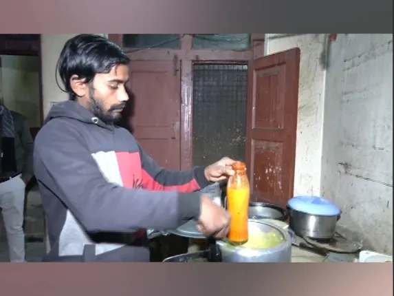 ଉତରାଖଣ୍ଡ ସୁଡଙ୍ଗରେ ୧୦ ଦିନ ଫସିଛି ୪୧ ଜୀବନ । ଶ୍ରମିକଙ୍କ ପାଖରେ ପହଞ୍ଚିଲା ରନ୍ଧାଖାଦ୍ୟ