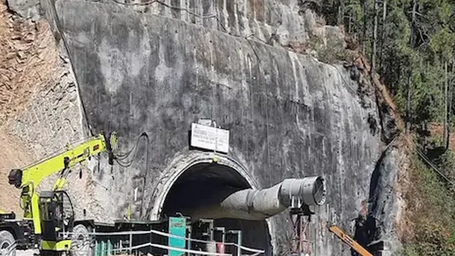 ୮ ଦିନ ଧରି ଟନେଲ ଭିତରେ ଫସି ରହିଛନ୍ତି ୪୧ ଶ୍ରମିକ । ଜାଣନ୍ତୁ ସେମାନଙ୍କୁ ବାହାରୁ କଣ ଦିଆଯାଉଛି ଖାଦ୍ୟ