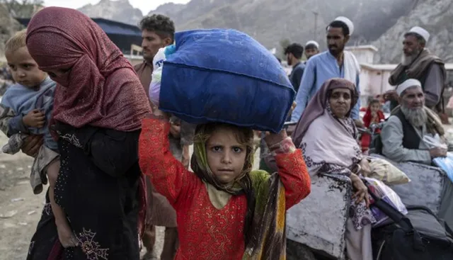 ଏକ ଲକ୍ଷ ୭୦ ହଜାର ଆଫଗାନ ଶରଣାର୍ଥୀଙ୍କୁ ପାକିସ୍ତାନ ଦେଶରୁ ବାହାରକଲା ।  ତରଖମ ସୀମାରେ ନାହିଁ ନଥିବା ଭିଡ