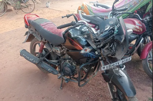 ସାମାନ୍ୟ ବଚସାରୁ ବୋମାମାଡ । ଜଟଣୀ ତରାବୋଇ ଗାଁରେ ଗୋଷ୍ଠୀ ସଂଘର୍ଷ, ବ୍ୟାପକ ଭଙ୍ଗାରୁଜା । ଗାଁରେ ପୋଲିସ ଛାଉଣି ।