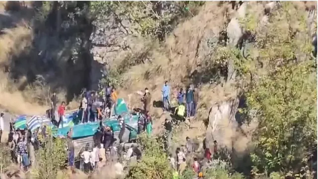 ଭାରସାମ୍ୟ ହରାଇ ଖାଇକୁ ଖସିପଡିଲା ଯାତ୍ରୀବାହୀ ବସ୍ । ୩୦ ମୃତ, ଏକାଧିକ ଯାତ୍ରୀ ଗୁରୁତର । ଡୋଡା ଉଦ୍ଧମପୁରରେ ଦୁର୍ଘଟଣା ।