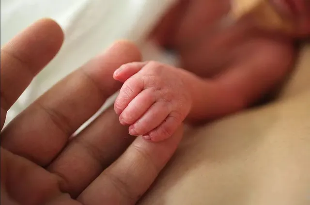 ପଲିଥିନ୍ ଭିତରୁ ଉଦ୍ଧାର ହେଲା ନବଜାତ କନ୍ୟା । ହସ୍ପିଟାଲରେ ଚାଲିଛି ଚିକିତ୍ସା ।