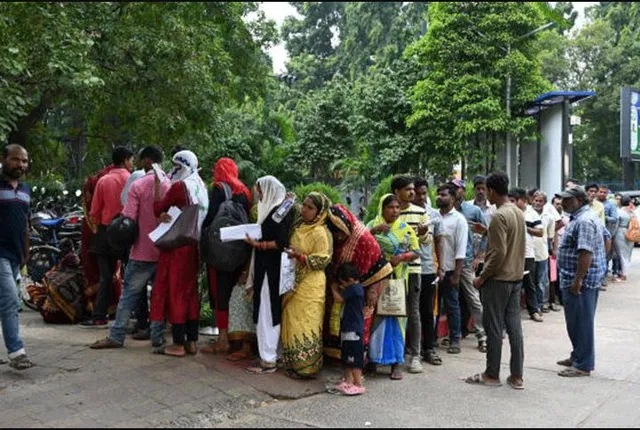 ଆଜି ବି ଆରବିଆଇ ଆଗରେ ଲମ୍ବା ଲାଇନ୍ । ଟଙ୍କା ବଦଳାଇବାକୁ ଗରୀବ ମଜୁରିଆଙ୍କୁ ମାଧ୍ୟମ କରୁଛନ୍ତି ଦଲାଲ ।