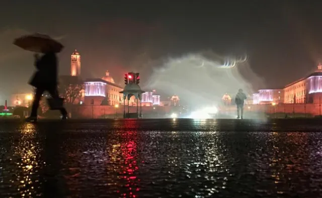 ପ୍ରଦୂଷଣ ଭିତରେ ଦିଲ୍ଲୀବାସୀଙ୍କୁ ଆଶ୍ୱସ୍ତି । ବିଳମ୍ବିତ ରାତିରେ ବିଭିନ୍ନ ସ୍ଥାନରେ ହାଲୁକାରୁ ମଧ୍ୟମ ଧରଣର ବର୍ଷା ।