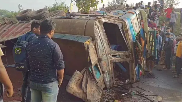 ଭାରସାମ୍ୟ ହରାଇ ଓଭରବ୍ରିଜ୍ ତଳକୁ ଖସିଲା ଟ୍ରକ୍ । ଟ୍ରକ ତଳେ ଚାପିହୋଇ ଡ୍ରାଇଭର ମୃତ ।