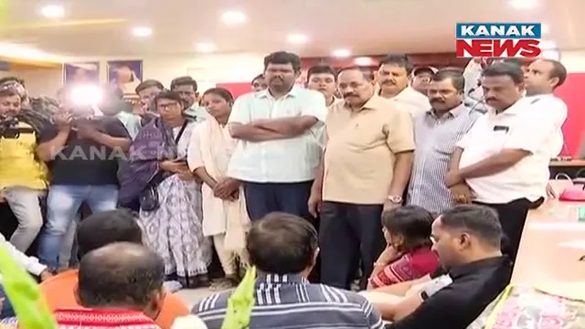 ଧାରଣାରୁ ଉଠିଲେ ଆନ୍ଦୋଳନରତ ବିରୋଧୀ କର୍ପୋରେଟର । ଆଲୋଚନା କଲେ କଟକ ମେୟର ଏବଂ କମିଶନର ।