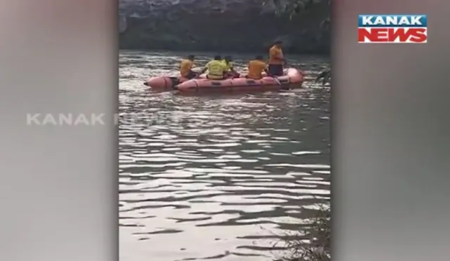 କଲିକତାରୁ ଓଡିଶା ଷ୍ଟଡିଟୁରରେ ଆସିଥିଲେ । ଜଳପ୍ରପାତରେ ଗାଧୋଉଥିବାବେଳେ ଗୋଡ ଖସି ଜଣେ ଛାତ୍ର ନିଖୋଜ,ଦୁଇ ଗୁରୁତର ।