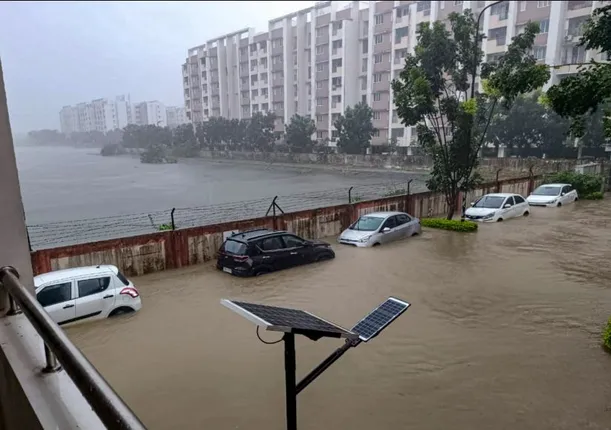 ଚେନ୍ନାଇରେ ବର୍ଷା ତାଣ୍ଡବ । ପ୍ରବଳ ବର୍ଷା ଯୋଗୁ ଗଲାଣି ୧୭ ଜଣଙ୍କ ଜୀବନ । ପାଣିଘେରରେ ବିମାନ ବନ୍ଦର, ରେଳ ଷ୍ଟେସନ, ବସଷ୍ଟାଣ୍ଡ ।