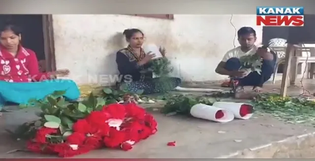 ଏକ ଏକର ଜମିରେ ଲାଗିଛି ଭଳିକି ଭଳି ଗୋଲାପ । ବର୍ଷକୁ ମିଳୁଛି ୫ରୁ ୬ଲକ୍ଷ ଟଙ୍କାର ରୋଜଗାର