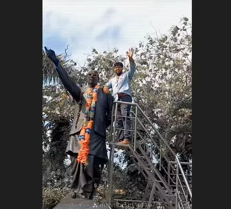 ଓଡ଼ିଶାର ବରପୁତ୍ର  ବିଜୁ ବାବୁଙ୍କୁ ବି ଛାଡିଲେନି । ରିଲ୍ସ ବନାଇବାକୁ ଷ୍ଟାଚ୍ୟୁରୁ ଚଷମା ନେଇ ପିନ୍ଧିଲେ, ପୋଜ୍ ଦେଲେ ରାଜନଗର ଛାତ୍ର । 