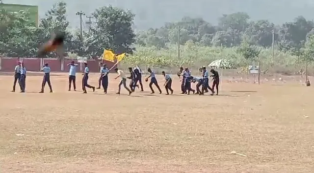 ନବୀନ ଓଡିଶା ଯୁବ ଓଡିଶା କାର୍ଯ୍ୟକ୍ରମରେ ମହୁମାଛି ଆତଙ୍କ । କାର୍ଯ୍ୟକ୍ରମ ସ୍ଥଳ ଛାଡି ପଳାଇଲେ ଉପସ୍ଥିତ ଲୋକେ