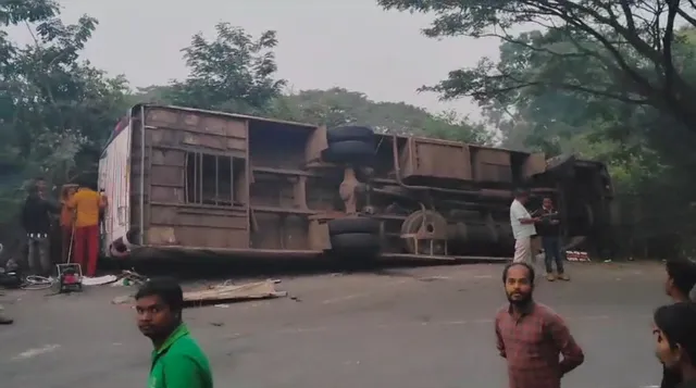 ଦିଗପହଣ୍ଡି ତପ୍ତପାଣି ଘାଟିରେ ଓଲଟିଲା ପର୍ଯ୍ୟଟକ ବସ୍ । ୬ ଜଣ ଗୁରୁତର