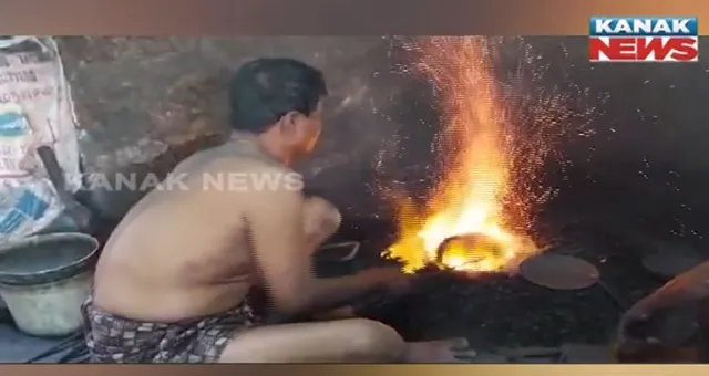 ଜୀବିକା ଦେଇଛି କଂସା ବାସନ । ବ୍ୟବସାୟୀଙ୍କ ଠାରୁ କଂଚା ମାଲ କିଣି ବାସନ ତିଆରି କରୁଛନ୍ତି ପିପିଲି ବଧୀ ଗାଁର ଲୋକେ