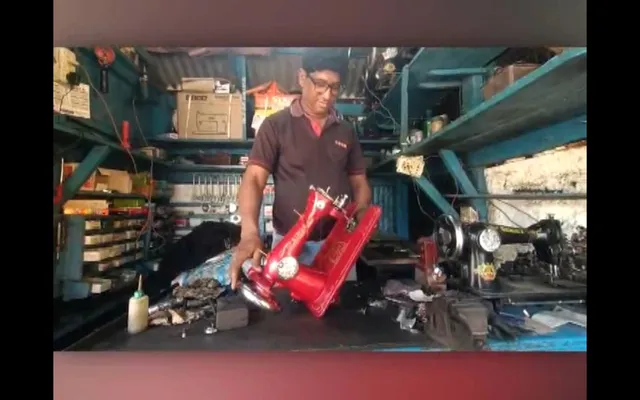 ବିଏ ପାସ ପରେ ଚାକିରି ନମିଳିବାରୁ କରୁଛନ୍ତି ମେସିନ୍ ମରାମତି । ଭଲ କାମ କରୁଥିବାରୁ ଦୂରଦୂରାନ୍ତରରୁ ଆସୁଛନ୍ତି ଲୋକେ