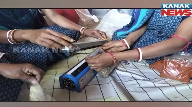 ମସଲା ତିଆରି କରି ସ୍ୱାବଲମ୍ବୀ ହେଲେ ଗାଁ ମହିଳା । ହଳଦୀ, ଜିରା, ଲଙ୍କା ଓ ଧଣିଆ ଗୁଣ୍ଡ କରି କରୁଛନ୍ତି ପ୍ୟାକେଟିଂ