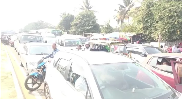 କୋଣାର୍କରେ ପାର୍କିଂ ଫି ଆଦାୟକୁ ନେଇ ଗଣ୍ଡଗୋଳ ଘଟଣାର ପ୍ରତିବାଦ । ଘଣ୍ଟା ଘଣ୍ଟା ଧରି ରିଙ୍ଗ୍ ରୋଡ ଅବରୋଧ କଲେ ଶତାଧିକ ଡ୍ରାଇଭର