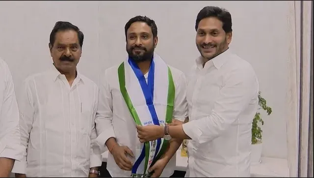 କ୍ରିକେଟରୁ ଅବସର ନେବା ପରେ ରାଜନୀତିରେ ଯୋଗଦେଲେ ଅମ୍ବାତି ରାଇଡୁ । ଜଗନ ମୋହନ ରେଡ୍ଡୀଙ୍କ ୱାଇଏସଆର କଂଗ୍ରେସରେ ଯୋଗଦେଲେ