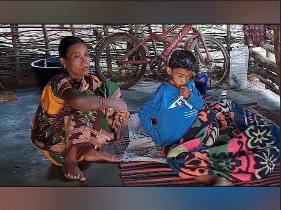 ଅଜଣା ରୋଗରେ ଫୁଲୁଛି ପୁଅର ପେଟ । ଚିକିତ୍ସାରେ ଅର୍ଥ ସାଜିଛି ବାଧକ । କେଉଁଠୁ ଆସିବ ଟଙ୍କା, କିଏ ହେବ ସାହା ।