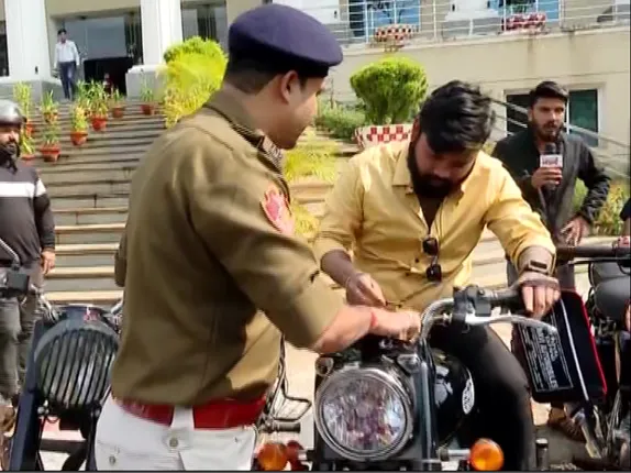 ଆନ୍ଧ୍ରରେ ହଜିଲା ଗାଡି ଓଡ଼ିଶାରେ ମିଳିଲା । ଗାଡି ପାଇବା ପରେ ଓଡିଶା ପୋଲିସକୁ ଧନ୍ୟବାଦ ଜଣାଇଲେ ମାଲିକ ।