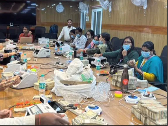 ବଲାଙ୍ଗୀରରୁ ଜବତ କୋଟି କୋଟି  । ୧୭୬ଟି ବ୍ୟାଗ ମଧ୍ୟରୁ ଏପର୍ଯ୍ୟନ୍ତ ଗଣା ସରିଲାଣି ୧୦୨ଟି ବ୍ୟାଗର ଟଙ୍କା ।