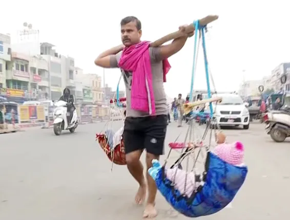 ପୁଅକୁ କାନ୍ଧରେ ଧରି କାଳିଆଧାମ । ମାନସିକ ପୂରଣ ପରେ ଭାରାରେ ପୁଅକୁ ନେଇ ଆସିଲେ ପୁରୀ ।