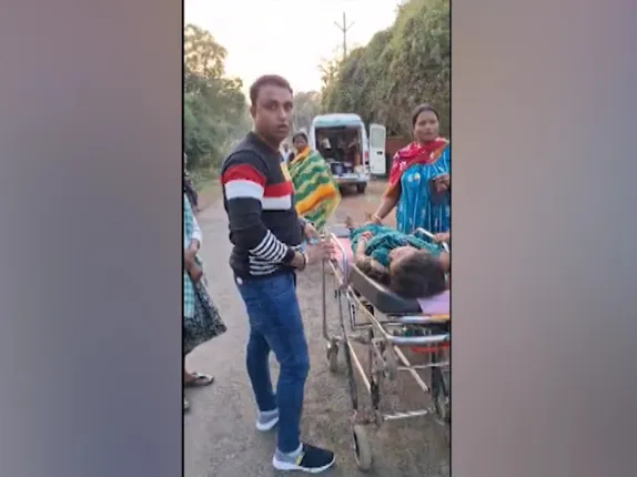 ପୋଲ ଭାଙ୍ଗିଯାଇଥିବାରୁ ଅଧବାଟରେ ଅଟକିଲା ଆମ୍ବୁଲାନ୍ସ । ରୋଗୀଙ୍କୁ ବୋହି ସମ୍ପର୍କୀୟ ଦୌଡିଲେ ଦେଢ କିଲୋମିଟର ।