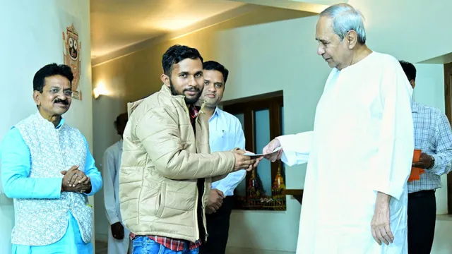 ମୁଖ୍ୟମନ୍ତ୍ରୀଙ୍କୁ ଭେଟିଲେ ୪ ଓଡ଼ିଆ ଶ୍ରମିକ । ପ୍ରତ୍ୟେକଙ୍କୁ ୨ ଲକ୍ଷ ଟଙ୍କା ଲେଖାଏଁ ସହାୟତା ଦେଲେ ମୁଖ୍ୟମନ୍ତ୍ରୀ