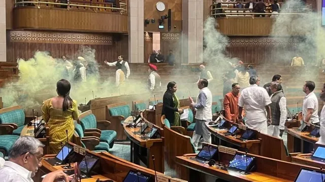 ପୁରୁଣା ସଂସଦ ଉପରେ ଆଜିର ଦିନରେ ହୋଇଥିଲା ଆତଙ୍କବାଦୀ ଆକ୍ରମଣ । ପୁଣି ସମାନ ଦିନରେ ନୂଆ ସଂସଦ ଭିତରେ ପଶିଲେ ୨ ଅଜଣା ଯୁବକ