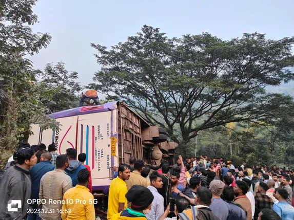 ଗଞ୍ଜାମ ସୀମାନ୍ତ ତପ୍ତପାଣି ଘାଟିରେ ଓଲଟିଲା ପର୍ଯ୍ୟଟକ ବସ୍ । ୬ ଗୁରୁତର