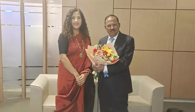 "ଭାରତ ସମସ୍ତଙ୍କୁ ସାହାଯ୍ୟ କରିବ, ଦ୍ୱୀପପୁଞ୍ଜ ଦେଶ ସହ ବନ୍ଧୁତା ବୃଦ୍ଧି ପାଇବ" :  ଏନଏସଏ ଅଜିତ ଡୋଭାଲ କନକ୍ଲେଭ ପାଇଁ ମରିସସରେ ପହଞ୍ଚିଛନ୍ତି ।