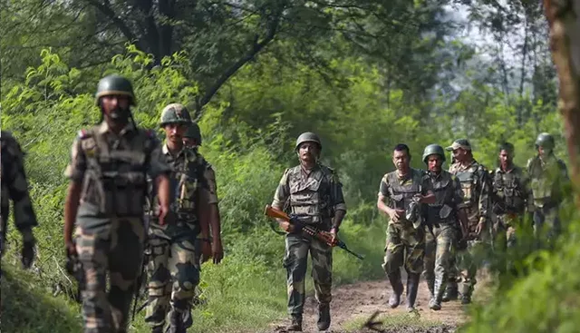 ଅଲ-ବଦର, ଜୈଶ, ଲଶ୍କର ଏବଂ ହିଜବୁଲର ନୂଆ ଷଡଯନ୍ତ୍ର : କାଶ୍ମୀରରେ ଅନୁପ୍ରବେଶ କରିବାକୁ ୨୦୦ ଆତଙ୍କବାଦୀ ପ୍ରସ୍ତୁତ