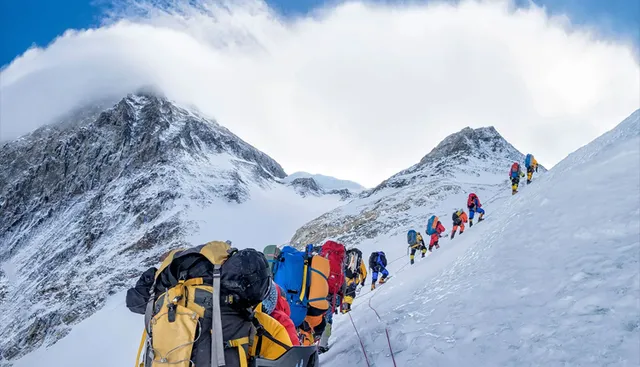 ମାଉଣ୍ଟ ଏଭରେଷ୍ଟ ବିଜୟର ୭୦ ତମ ବାର୍ଷିକୀ, ୫୦୦  ପର୍ବତାରୋହୀଙ୍କ ସହ ୪ ଜଣ ଭାରତୀୟ ଶିଖରରେ ପାଳନ କଲେ  ଉତ୍ସବ ।