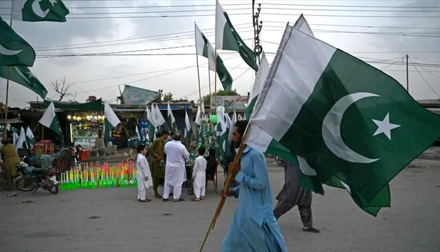 ପାକ୍ ନିର୍ବାଚନରେ ​​ପ୍ରତିଦ୍ୱନ୍ଦ୍ୱିତା କରୁଛନ୍ତି  ଅନେକ ପ୍ରସିଦ୍ଧ ତାରକା, ଅଭିନେତ୍ରୀ ନୁର ବୁଖାରୀ ଠାରୁ ଆରମ୍ଭ କରି ସୁନ୍ଦଲ ଖଟ୍ଟକ ପର୍ଯ୍ୟନ୍ତ । ବଡ ବଡ଼ ଲୋକଙ୍କୁ କରିବେ ଚିତପଟାଙ୍ଗ