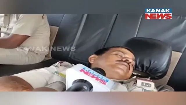 ଜାତୀୟ ରାଜପଥରେ ଶୋଇଛି  ପାଟ୍ରୋଲିଂ ଦାୟିତ୍ୱରେ ଥିବା ପୋଲିସ । ଦେଖନ୍ତୁ ଏନଏଚ କଡର ଏ ଦୃଶ୍ୟକୁ । 